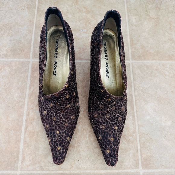 Vicini Gold and Purple Heels with Pointed Toe and Intricate Design - Picture 2 of 8